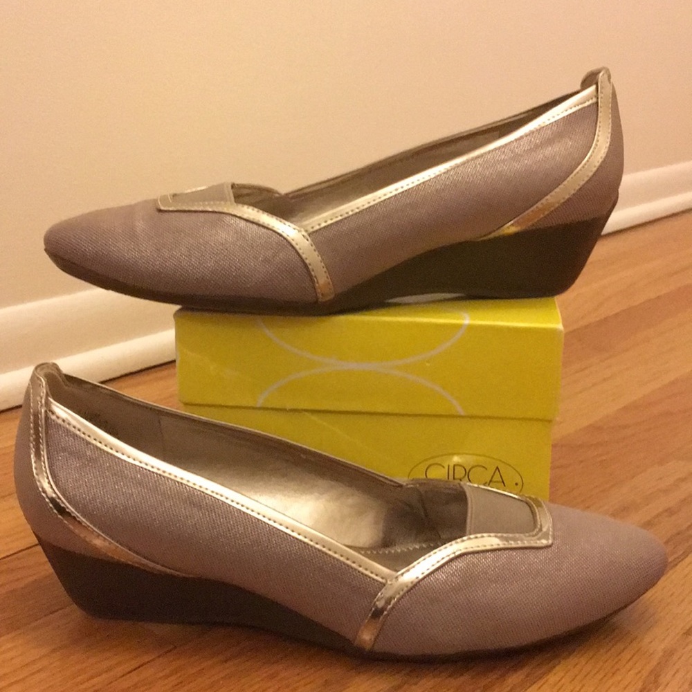 ✨ NEW ⭐️Circa Joan & David Luxe Series Gold Wedge 7.5